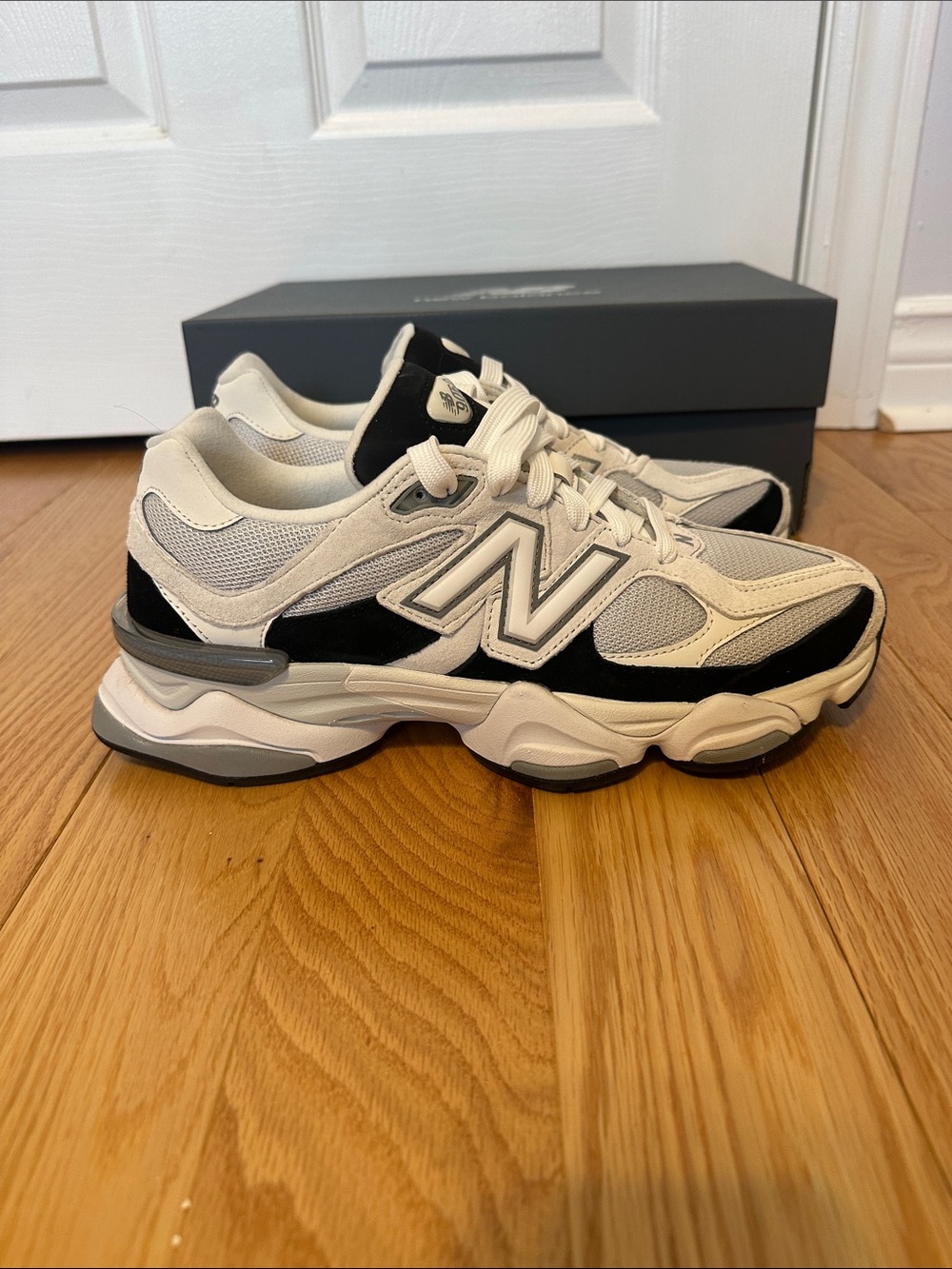 New Balance White and Black 9060 | 9.5